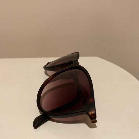 Tortoise Oversized Round Sunglasses - Picture 2 of 3